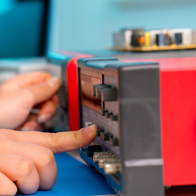Usługi elektronicznego testowania elektrycznego przenośnych urządzeń telewizyjnych